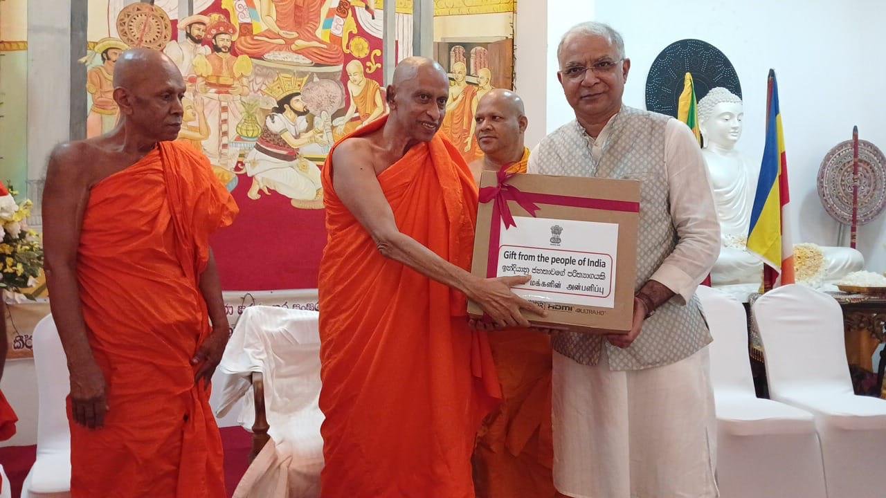 High Commissioner of India Gifts Essential Items to Malwatte and Asgiriya Maha Pirivenas
